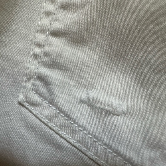 Low rise white Guess short - Picture 6 of 8